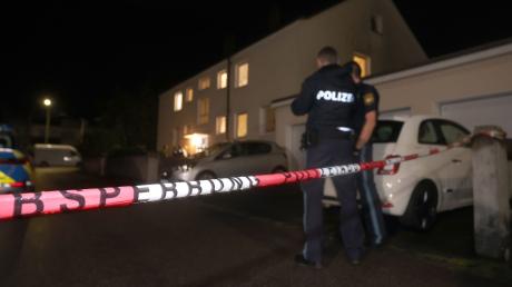 Polizisten im Juli 2023 vor dem Haus in Langweid, in dem drei Menschen erschossen wurden.
