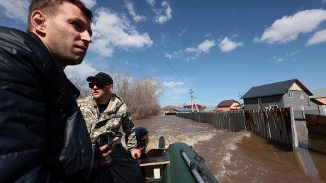 Anwohner fahren in ihrem Schlauchboot, um bei der Evakuierung von Menschen in Orenburg zu helfen.