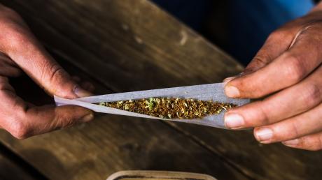 Das neue Cannabis-Gesetz hat einen Angeklagten, der rund 450 Kilogramm Marihuana eingeführt haben soll, vor einer Strafe bewahrt.