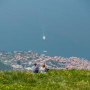 Der Ausblick auf den Gardasee lässt sich von vielen Stellen genießen - auch aus Costermano.