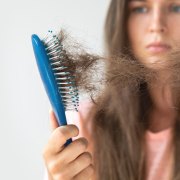 Ein gewisser Haarausfall am Tag ist normal. Ab wann könnte ein Vitamin-Mangel dahinterstecken?