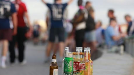 Party auf der Promenade am Strand von Arenal. Mallorca läutet die Partysaison ein.