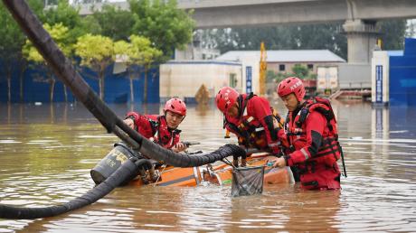 In Südchina haben starke Regenfälle zahlreiche Flüsse anschwellen lassen und für Überschwemmungen gesorgt.