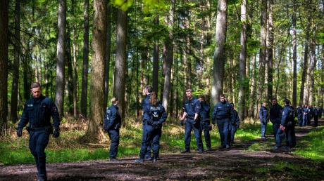 Einsatzkräfte suchen im niedersächsischen Bremervörde nach dem vermissten sechs Jahre alten Kind.