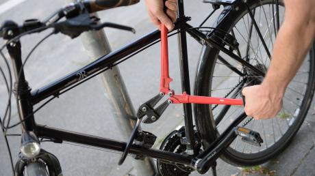 Ein Fahrrad ist am Bahnhof Dinkelscherben gestohlen worden.