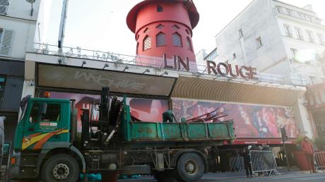 Arbeiter sichern den Bereich vor dem Kabarett, nachdem die Flügel des Windrads des «Moulin Rouge» in der Nacht abgestürzt sind.