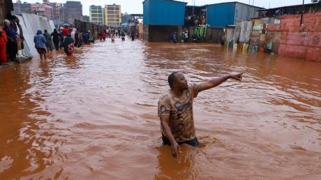 Ein Mann watet in Nairobi durch das Hochwasser.