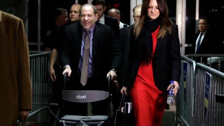 Harvey Weinstein (Mitte l), Filmproduzent aus den USA, verlässt 2020 den Gerichtssaal.