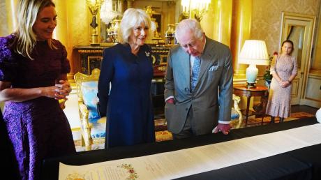 21 Meter lang und rund 11.600 handgeschriebene Wörter: Fast genau ein Jahr nach ihrer Krönung haben König Charles III. und seine Frau Königin Camilla das offizielle Protokoll der Zeremonie erhalten.