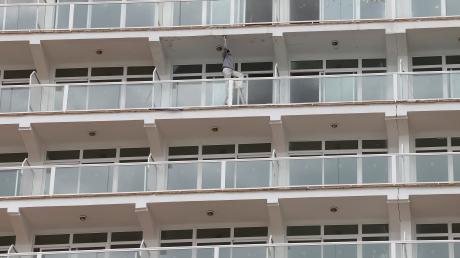 "Balkonspringen" wird auf Mallorca mit hohen Strafen geahndet. 