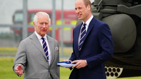 König Charles III. (l) und Prinz William beim Besuch des Army Aviation Centre.