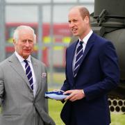 König Charles III. und Prinz William besuchten das Army Aviation Centre - dabei verriet der krebskranke König, dass er nichts mehr schmeckt.
