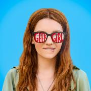 Geek Girl basiert auf Holly Smales Romanreihe über die Erlebnisse der Teenagerin Harriet Manners. Hier gibt es alle Infos rund um die Netflix-Serie.