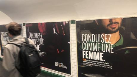 Plakatwand in einer Metro-Unterführung für die Kampagner «Fahre Auto wie eine Frau» (Conduisez comme une femme).