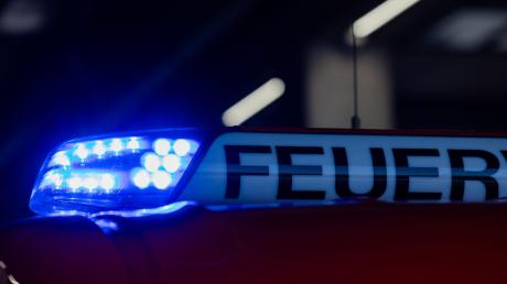 Die Feuerwehr musste in Köln eine illegale Rave-Party beenden.