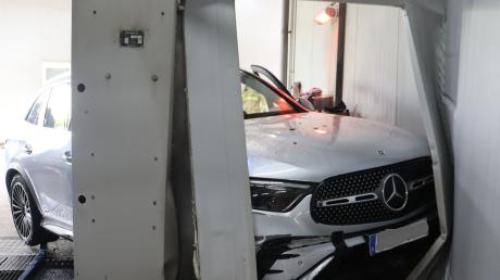 Ein demoliertes Auto in Bünde nach einem Auffahrunfall beim Einfahren in eine Waschanlage.