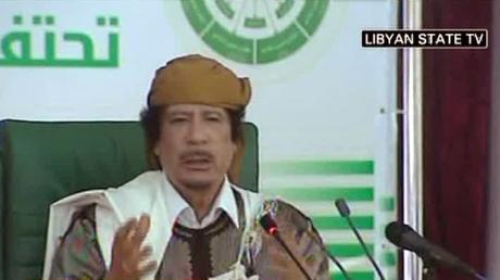 Augenzeugenberichten zufolge, hat Gaddafi eine Militäroffensive gegen die Auftständischen gestartet. Hier spricht der im libyschen Fernsehen.
