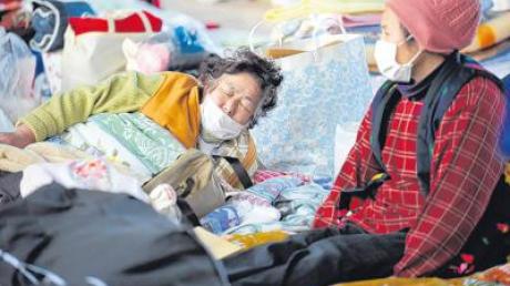 Gerade ältere Menschen leiden. Zwei Frauen in einem Evakuierungszentrum im nordjapanischen Rikuzentakata in der Präfektur Iwate.  