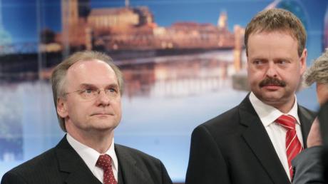 Die CDU in Sachsen-Anhalt unter Spitzenkandidat Reiner Haselhoff (links) hat die Landtagswahl trotz Verlusten gewonnen und kann voraussichtlich mit der SPD weiterregieren. Die Linke wurde mit Wulf Gallert laut Prognosen zweitstärkste Partei. dpa