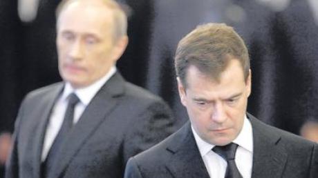 Präsident Dmitri Medwedew versucht Ministerpräsident Wladimir Putin in den Hintergrund zu drängen, indem er ihm häufiger widerspricht.  