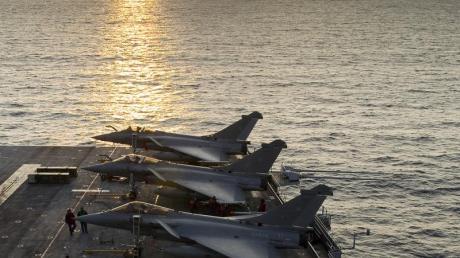 Startklar für den Libyen-Einsatz: Kampfflugzeuge auf dem Flugzeugträger "Charles De Gaulle". 