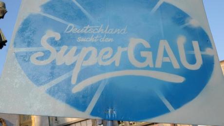 Atomkraftgegner halten mit Transparenten und Plakaten eine Mahnwache auf dem Marktplatz von Halle (Saale) ab. (Archivbild) dpa