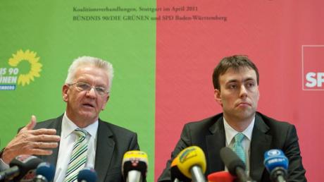 Winfried Kretschmann (Grüne, l) und Nils Schmid (SPD)  einigen sich bei «Stuttgart 21»