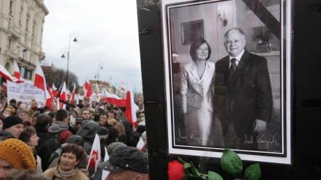 Polen bei einer Trauerveranstaltung für den vor einem Jahr ums Leben gekommen Präsidenten Lech Kaczynski und dessen Frau Maria. dpa