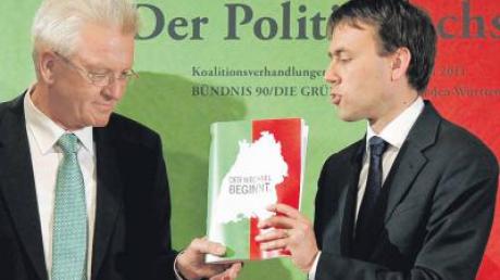 Baden-Württembergs baldiger grüner Regierungschef Winfried Kretschmann (links) und SPD-Landeschef Nils Schmid stellen den Koalitionsvertrag vor.  