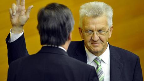 Winfried Kretschmann schwört nach seiner Wahl zum Ministerpräsidenten von Baden-Württemberg seinen Amtseid. dpa