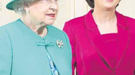 Königin Elizabeth II (links) trifft Irlands Präsidentin Mary McAleese.  