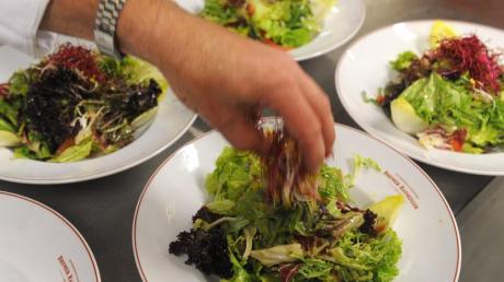 Salatteller auf der Ausgabentheke eines Restaurants: Eine «Hygiene-Ampel» für Lebensmittelbetriebe soll deutlich machen, ob dort sauber gearbeitet wird. dpa