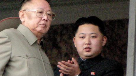 Kim Jong Il (l.) mit seinem Sohn Kim Jong Un (r.). dpa