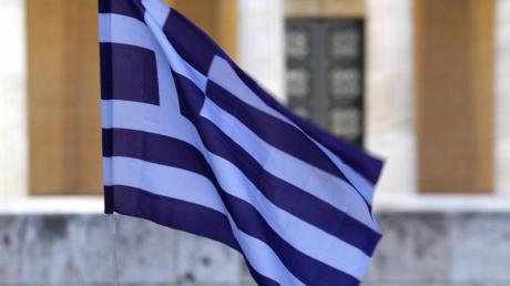 Die griechische Flagge vor dem Parlamentsgebäude in Athen. Der Protest gegen die Sparmaßnahmen lässt nicht nach. dpa