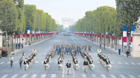 Französische Soldaten proben auf den Champs-Élysées in Paris für den Nationalfeiertag am 14. Juli.  