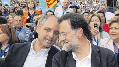 Was denken die Massen über die Korruptionsskandale? Jetzt musste der konservative „Provinzfürst“ Francisco Camps (links) „abdanken“. Parteichef Mariano Rajoy (rechts) fürchtet nach dem Skandal um seine Wahlchancen.  