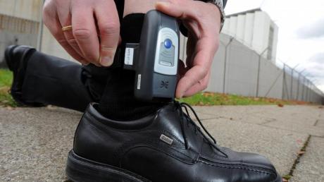 Nach dem mutmaßlichen Missbrauch einer Siebenjährigen durch einen Sexualtäter mit Fußfessel hat die Deutsche Polizeigewerkschaft die elektronische Überwachung scharf kritisiert.