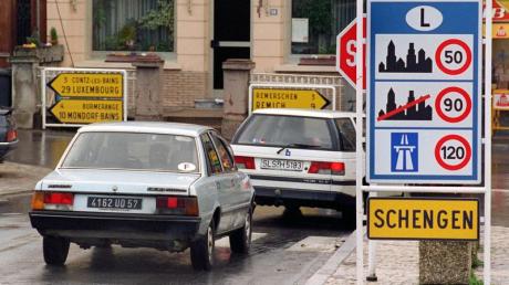 Seit 2007 gehören Rumänien und Bulgarien zur EU. Nun wollen sie auch dem grenzkontrollfreien Schengen-Raum beitreten. Hier zwei Autos im Ortseingang von Schengen in Luxemburg. (Archiv) dpa