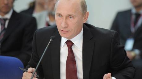 Russlands Ministerpräsident Wladimir Putin spricht auf dem Parteitag der Regierungspartei Geeintes Russland. dpa