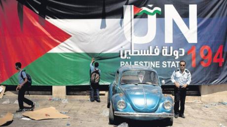 Eindringlicher Appell: Ein palästinensischer Polizist hat in Bethlehem sein Auto vor einem großen Transparent geparkt, das für die Aufnahme Palästinas als 194. Staat in die Vereinten Nationen wirbt. 