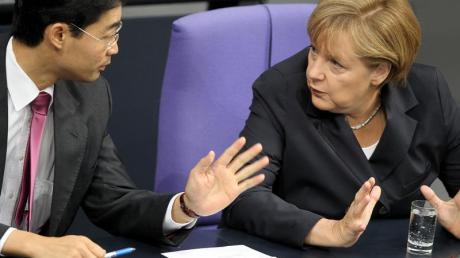 Bundeskanzlerin Merkel (CDU) und Wirtschaftsminister Rösler (FDP) sind sich einig: die Koalition steht. dpa