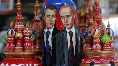 Russlands Noch-Staatsoberhaupt Dmitri Medwedew und Ministerpräsident Wladimir Putin abgebildet auf einer Holzpuppe. dpa