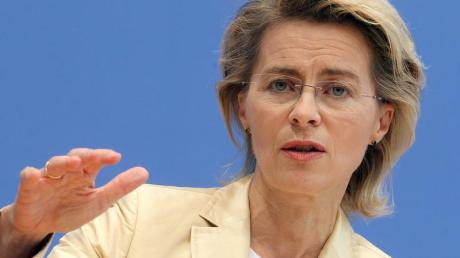 Bundesarbeitsministerin Ursula von der Leyen zieht die Blaue Karte für ausländische Fachkräfte.