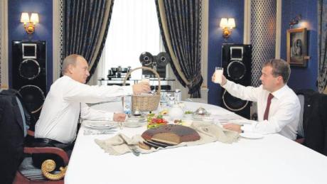 Wladimir Putin (links) und sein Nachfolger im Präsidentenamt, Dmitri Medwedew, haben sich als Macht-Tandem inszeniert. Dabei gilt Putin seit Jahren schon als der eigentlich starke Mann Russlands. 