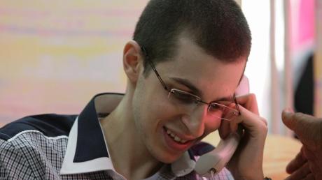 Der israelische Soldat Gilad Schalit telefoniert das erste Mal nach mehr als fünf Jahren Gefangenschaft mit seinen Eltern. Foto: Epa dpa