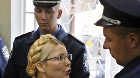 Die ehemalige ukrainische Ministerpräsidentin Julia Timoschenko ist am Freitagmorgen in ein Straflager verlegt worden. Dort soll sie den Rest ihrer Haftstrafe absitzen.