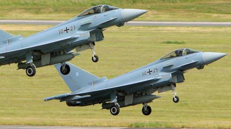 Verteidigungsminister Thomas de Maizière will auf 37 Kampfjets vom Typ Eurofighter verzichten. Foto: Bernd Wüstneck dpa