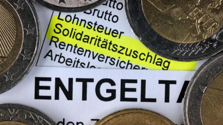 Im Steuerstreit der schwarz-gelben Koalition schlägt CSU-Chef Horst Seehofer eine Entlastung der Bürger über den Solidaritätszuschlag vor. Foto: Jens Büttner dpa