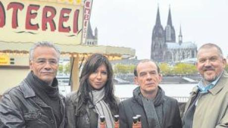 Die Kölner „Tatort“-Ermittler (links und rechts) mit ihren Leipziger Kollegen vor der legendären Imbissbude – mit Blick auf den Kölner Dom. 