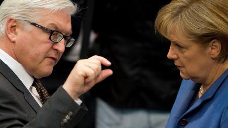 Außenminister Frank-Walter Steinmeier ist bei den Deutschen beliebter als Kanzlerin Angela Merkel. Das ergab der aktuelle ARD-Deutschlandtrend.